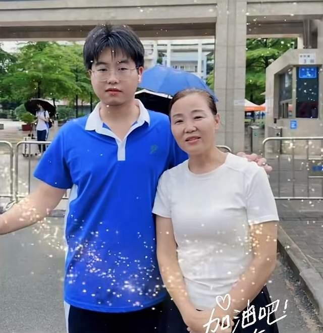 妈妈晒和孙卓在高考考场外合影 全家温馨助威高考