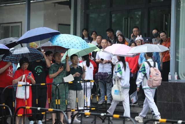 多图直击：高考第一科结束！考生雨中走出考场