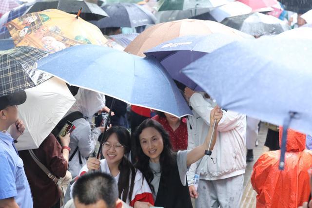 多图直击：高考第一科结束！考生雨中走出考场