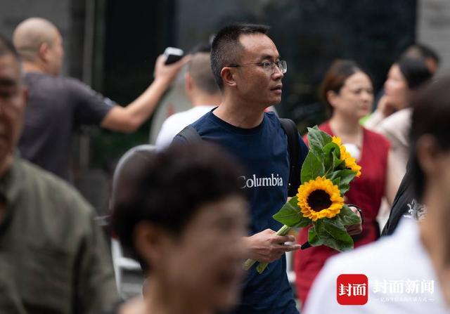 高考考场外的拥抱好戳 爱与期待的传递