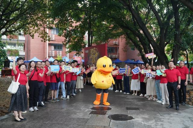 考场外家长手持“巨”蔗为考生加油 考场内外温情蔓延，助力“旗开得胜”