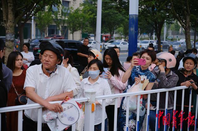 高考考场外的默契瞬间 温馨送考情满场