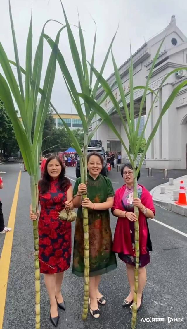 姥姥给高考外孙女送向日葵跑错考点 温馨送考情满场