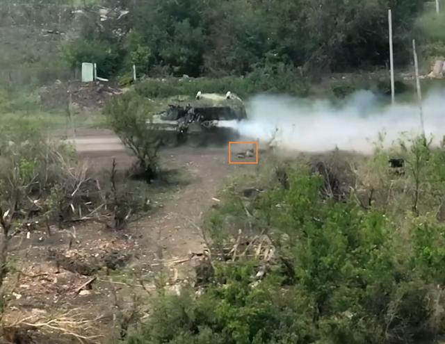 俄乌两军“狭路相逢”：M2A2步战车，这波可是大意了哈！