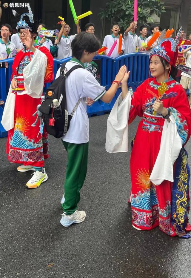 姥姥给高考外孙女送向日葵跑错考点 温馨送考情满场