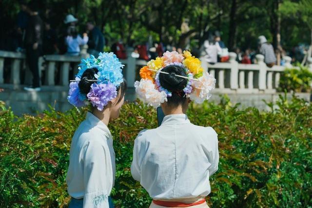 会漂移的龙舟"何以出圈又出海：龙舟经济乘风破浪