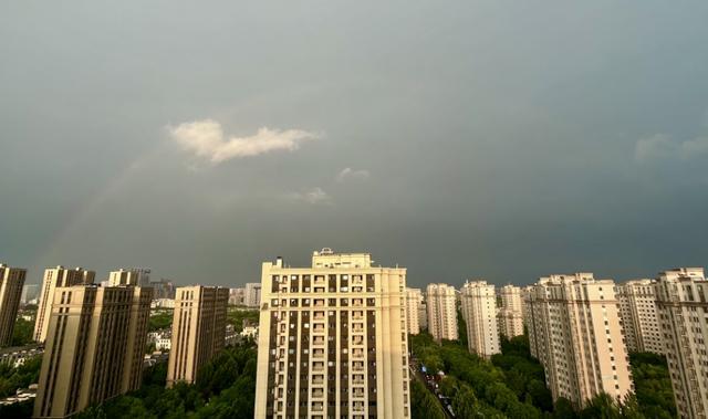 北京彩虹与雷电同框 奇景映照天气多变美