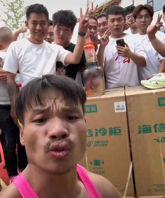 博主嘴哥参加快乐向前冲闯关成功 挑战极限引热议