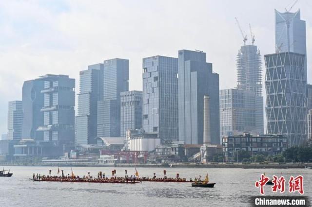 端午当天广州猎德龙船招景 传统盛况引人潮