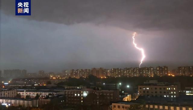 三预警齐发！昨晚北京遭遇强对流天气，顷刻间雷雨大风交加，局地阵风10级