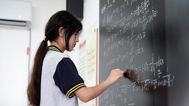 17岁数学天才少女是怎么被发现的 自学高数，全球排名第12
