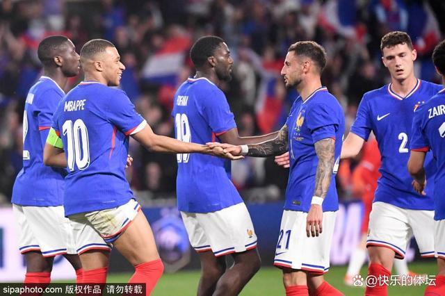 法国欧洲杯首轮最后一练：姆巴佩戴小帽乐开怀，格子对吉鲁“上手”