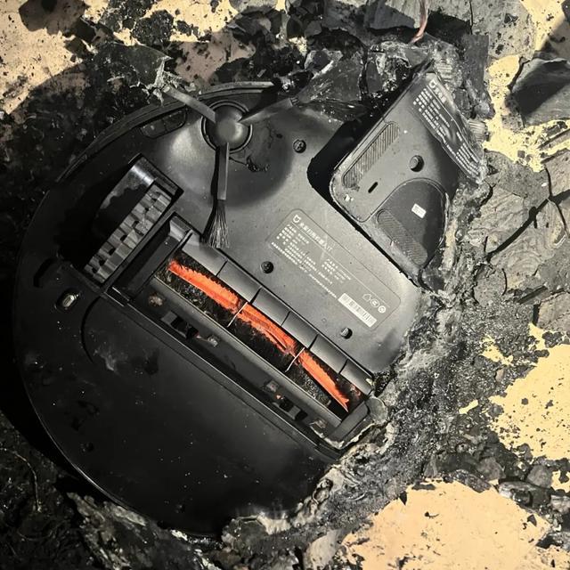 小米扫地机器人自燃引发火灾 用户索赔遇阻
