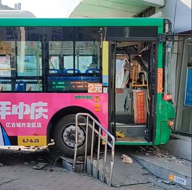 公交车撞上银行大门 5名乘客受伤，原因待查
