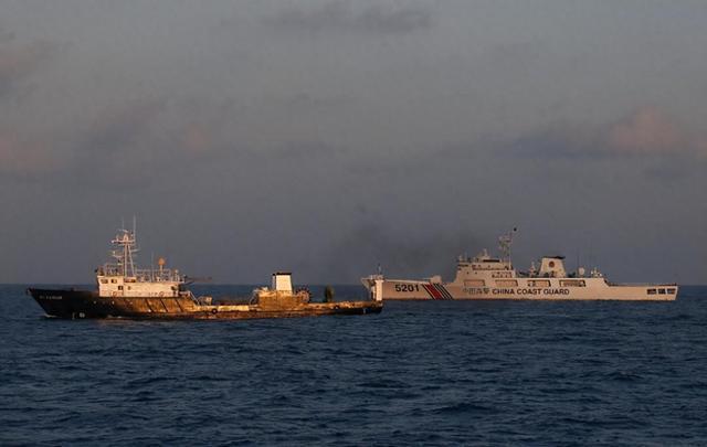 中国海警登临检查菲律宾船艇！