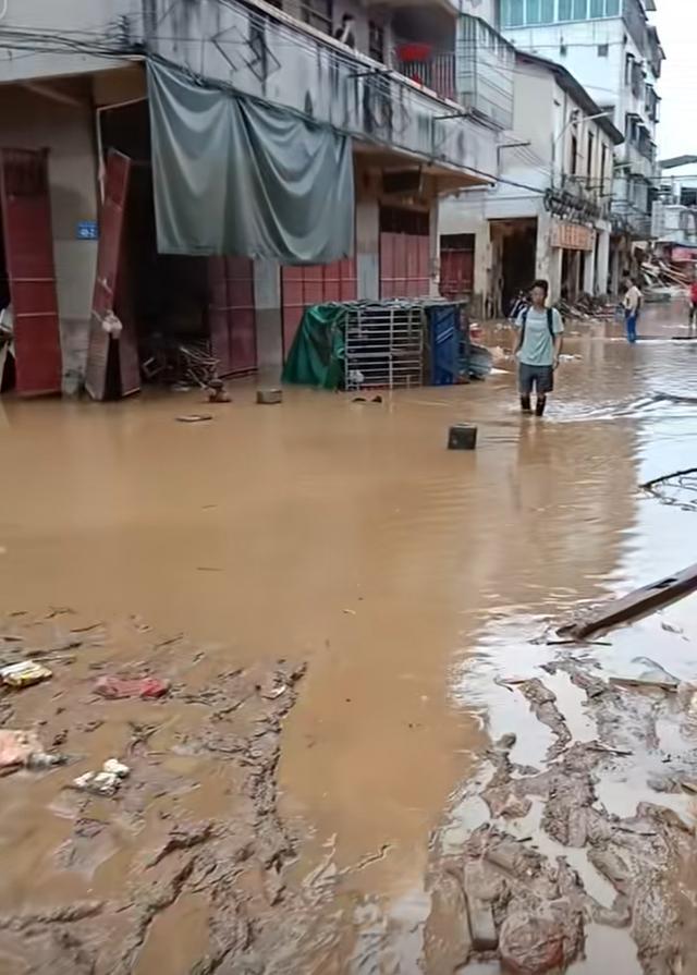 广东梅州暴雨后街道满是淤泥