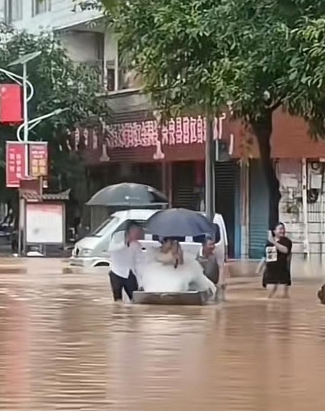 桂林新娘在洪水中坐消防车去结婚