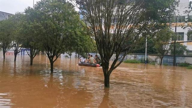桂林水深齐胸 市民头顶物资转移 1998年来最大洪水袭城
