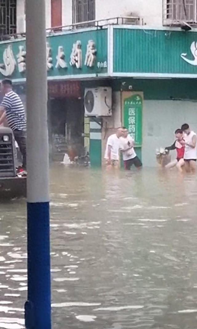 桂林女店员遇难后有居民提醒关闸