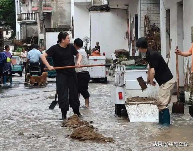 安徽休宁县遭泥石流两层小楼被摧毁！