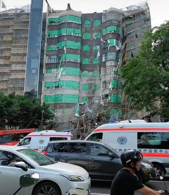 广州一建筑外墙脚手架坍塌