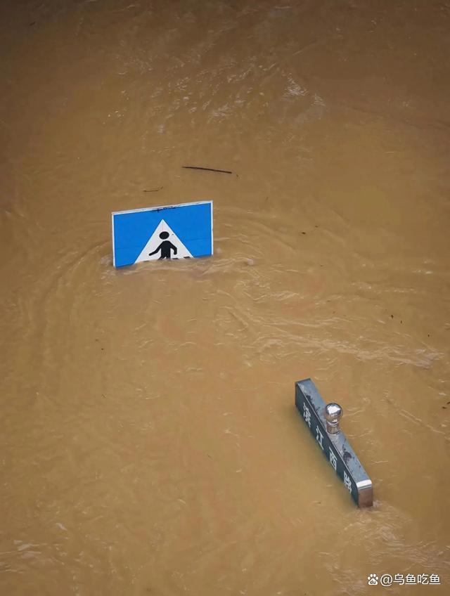 桂林洪水内涝严重 商户老板哽咽落泪：损失近60万