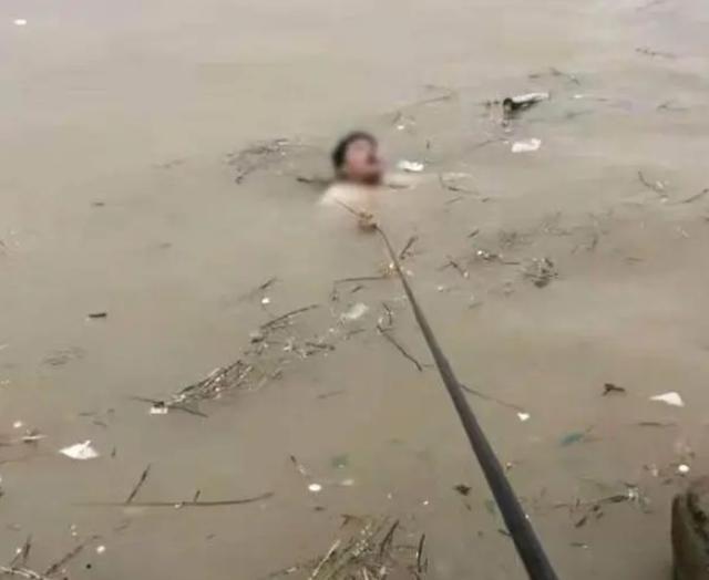 少年跳江轻生漂浮十公里被钓鱼哥救起 鱼竿成生命线