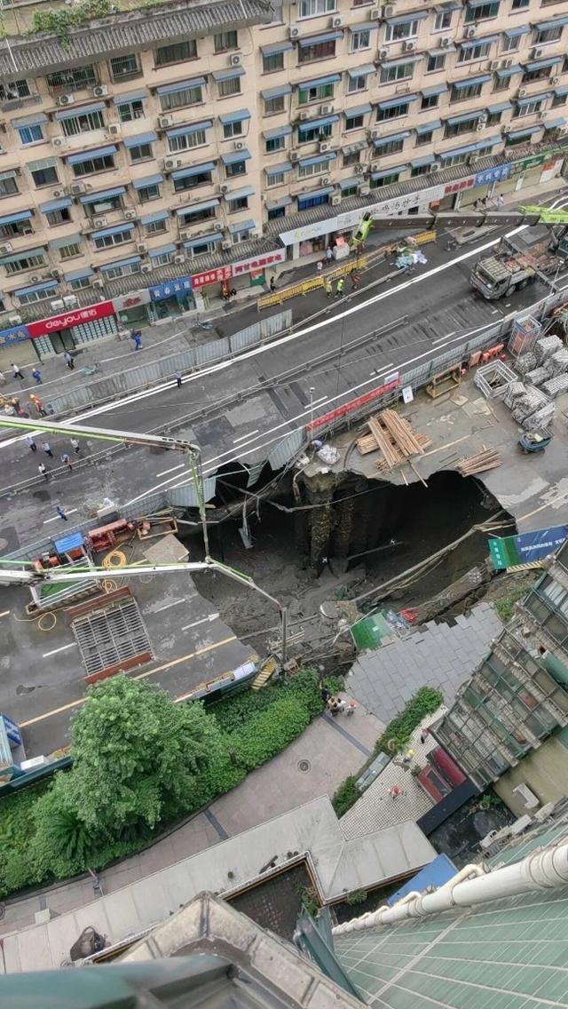 成都地铁13号线一在建站点坍塌 路面塌陷，幸无伤亡