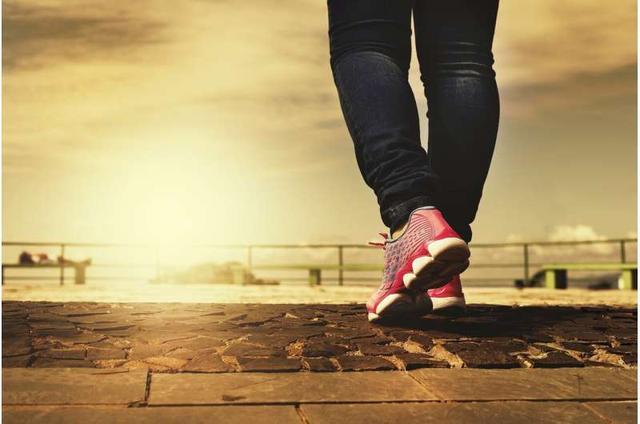 世界首创研究显示：走路能缓解腰痛！专家表示前提是姿势正确