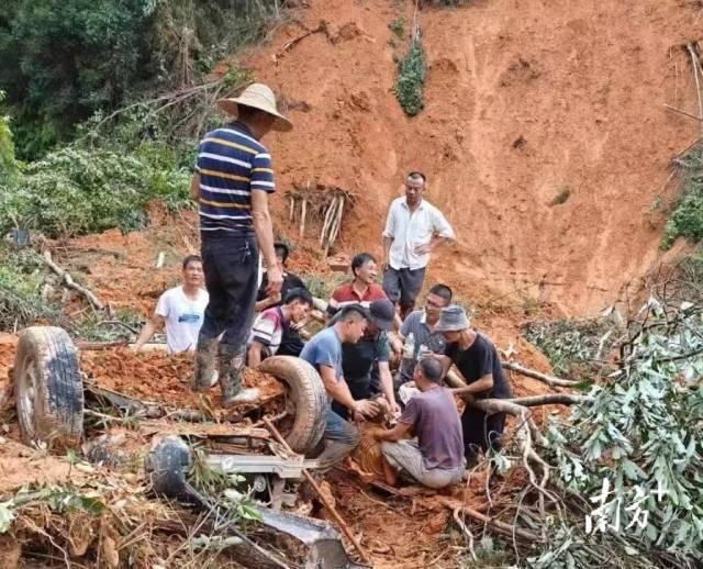 货车司机滑坡被埋27小时后生还 奇迹重生，情暖人间