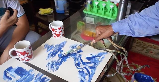 越南一老人33年从不洗手，吃饭穿衣靠妻子，开价20万想卖掉长指甲 艺术与爱的抉择