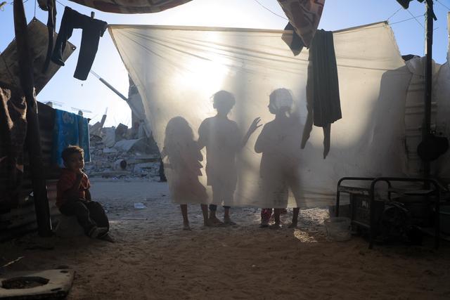 巴勒斯坦人在废墟中为孩子洗澡
