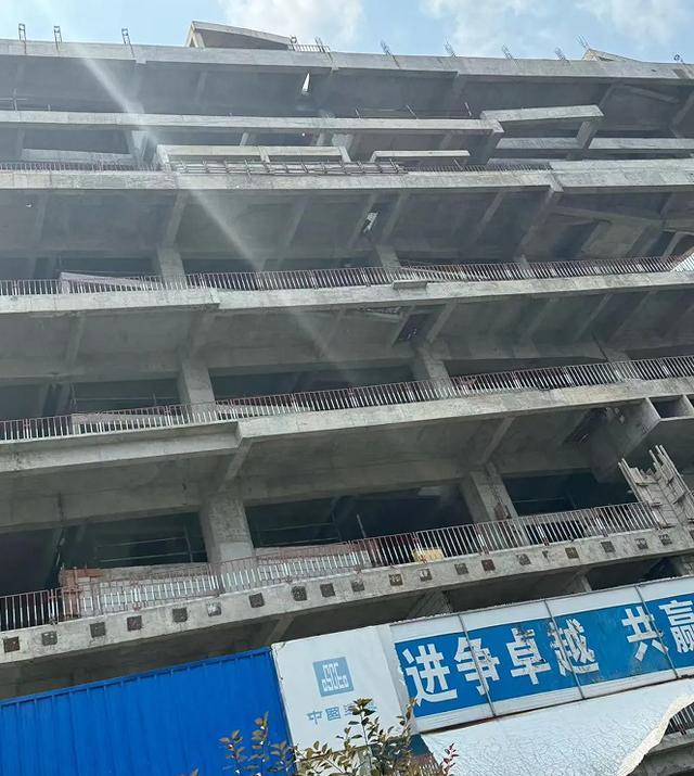 南京世茂天誉迎复工 停工两年地王项目重启建设