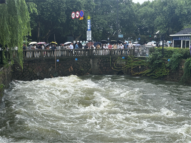 杭州西湖泄洪了 确保安全，低洼区域已封闭