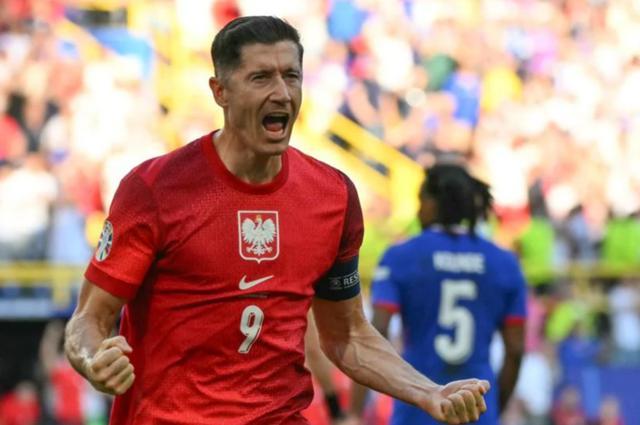 1-1！波兰1分垫底，正式告别欧洲杯，35岁莱万拒绝退出国家队
