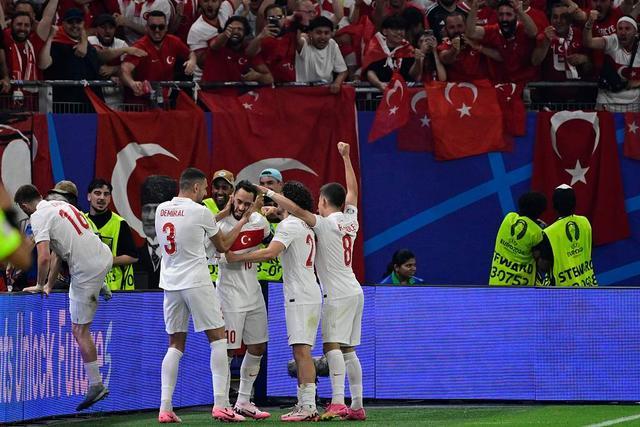 看不懂，但很震撼！土耳其晋级淘汰赛后，恰尔汗奥卢带领全队花式庆祝