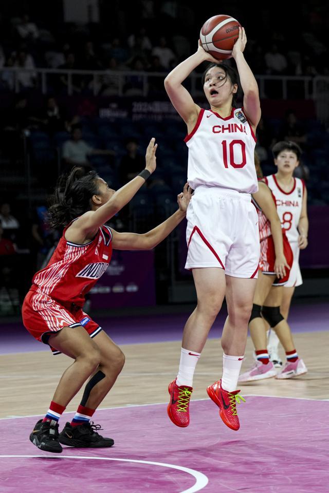 张子宇首节拿球就遭包夹 日本女篮中锋和张子宇跳球一脸苦笑 