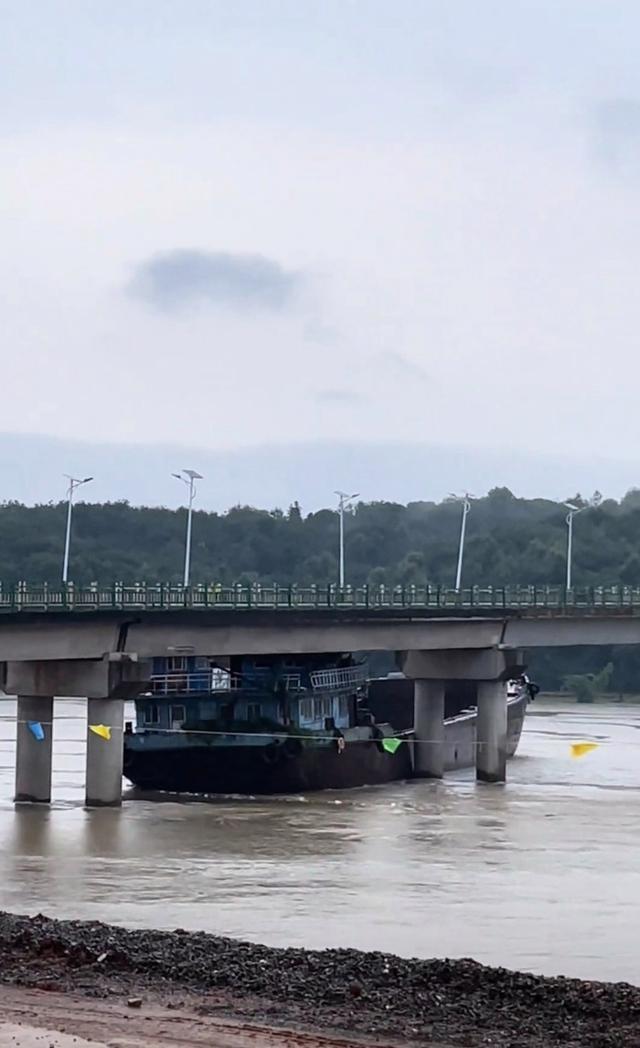 江西一货轮撞上大桥致车辆通行中断！
