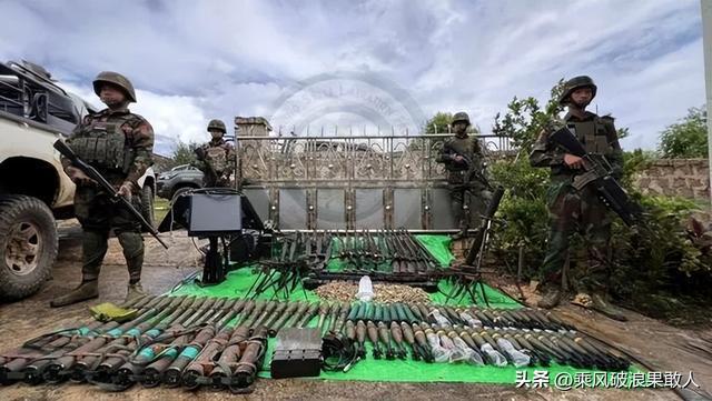 17名缅军向缅北武装投降，上缴武器类型繁多，还有中国造
