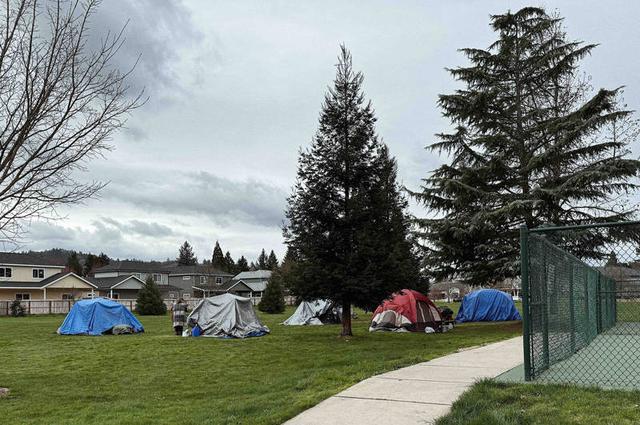 美国最高法院判决：允许各地禁止无家可归者户外露宿，引发争议与挑战