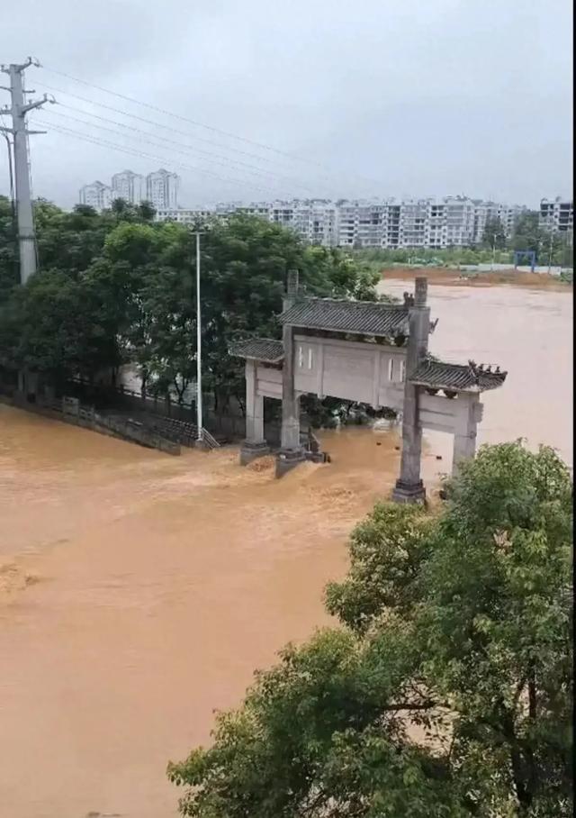 平江暴雨为何洪水排不出去 道路塌方引担忧