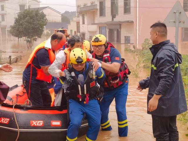 实拍湖南平江洪水 县城被淹 救援行动紧张进行中