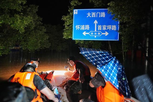 湖南平江县内涝水位逼近红绿灯 70年一遇洪灾来袭