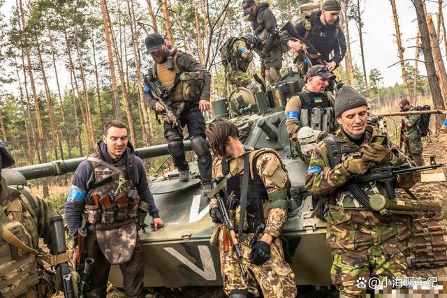 俄无人机瞬间“治好”担架上的乌军 战场的人性光辉