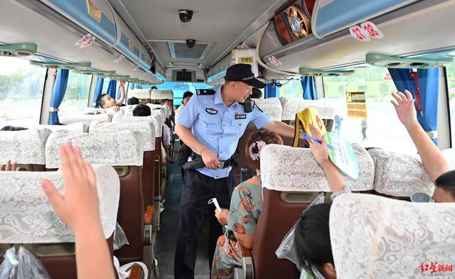 四川逾百留守儿童赴广东与父母团聚 警方护航“小候鸟”团圆路