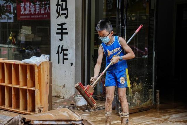 洪水退去后的平江县城 重建家园，致敬无名英雄