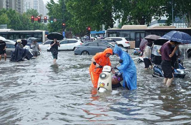 郑州交警全身湿透仍在雨中指挥交通 坚守岗位保畅通