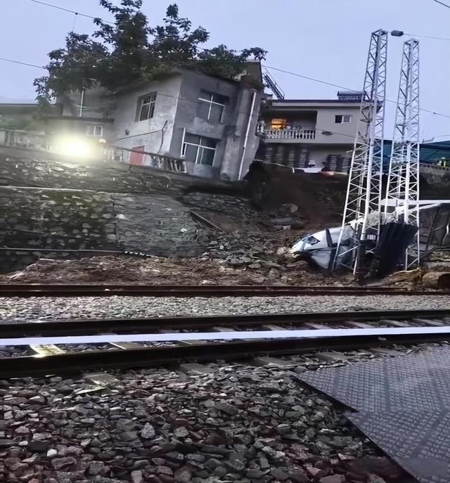 陕西一民房倒塌致列车停运 雨季安全警钟再响