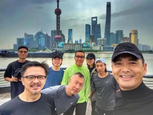 网友遇69岁周润发在北京公园跑步 和大家一起自拍