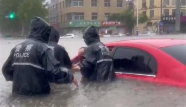暴雨中“摆拍救人”后续：官方称被救者恰好在车辆附近，评论炸裂